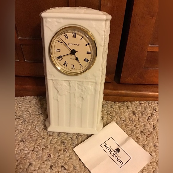 WEDGEWOOD VINTAGE 1996 FINE EARTHENWARE CLOCK EUC - Picture 1 of 4